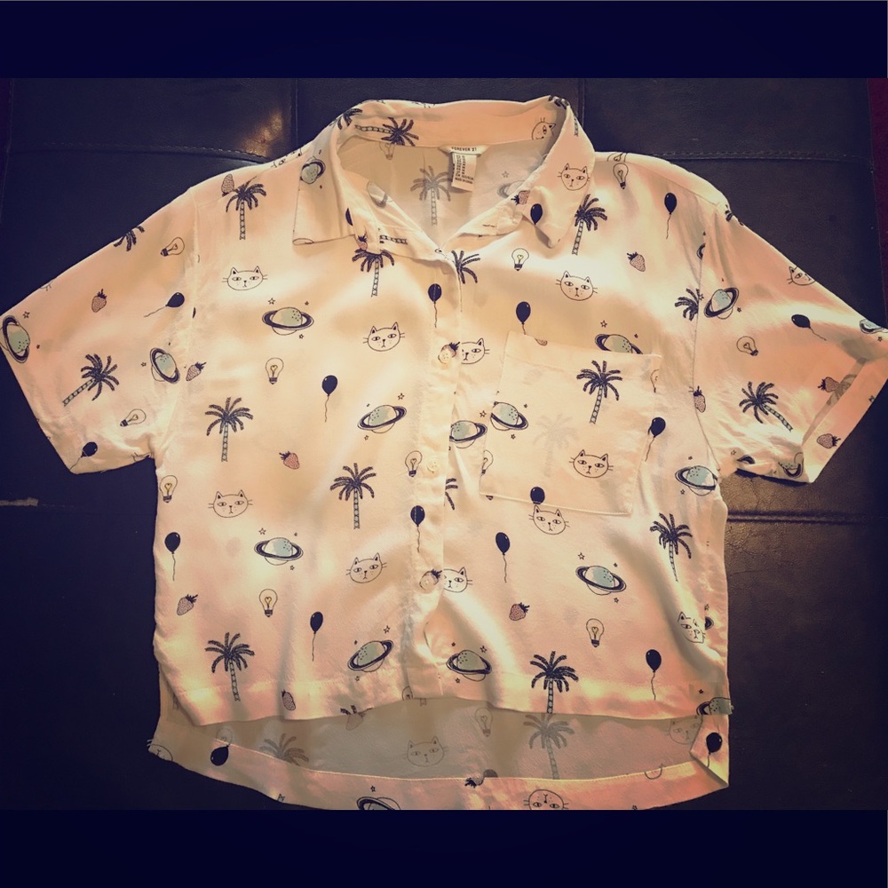 Cropped cat patterned blouse.